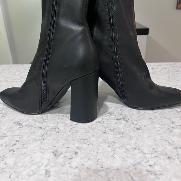 Steve Madden soft beautiful black side zip boot. - Picture 5 of 10